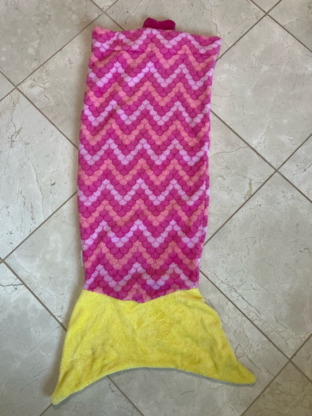 Snuggie Kids Soft Pink Mermaid Tail Sleeping Bag Loungewear with Yellow Fin - Picture 2 of 6